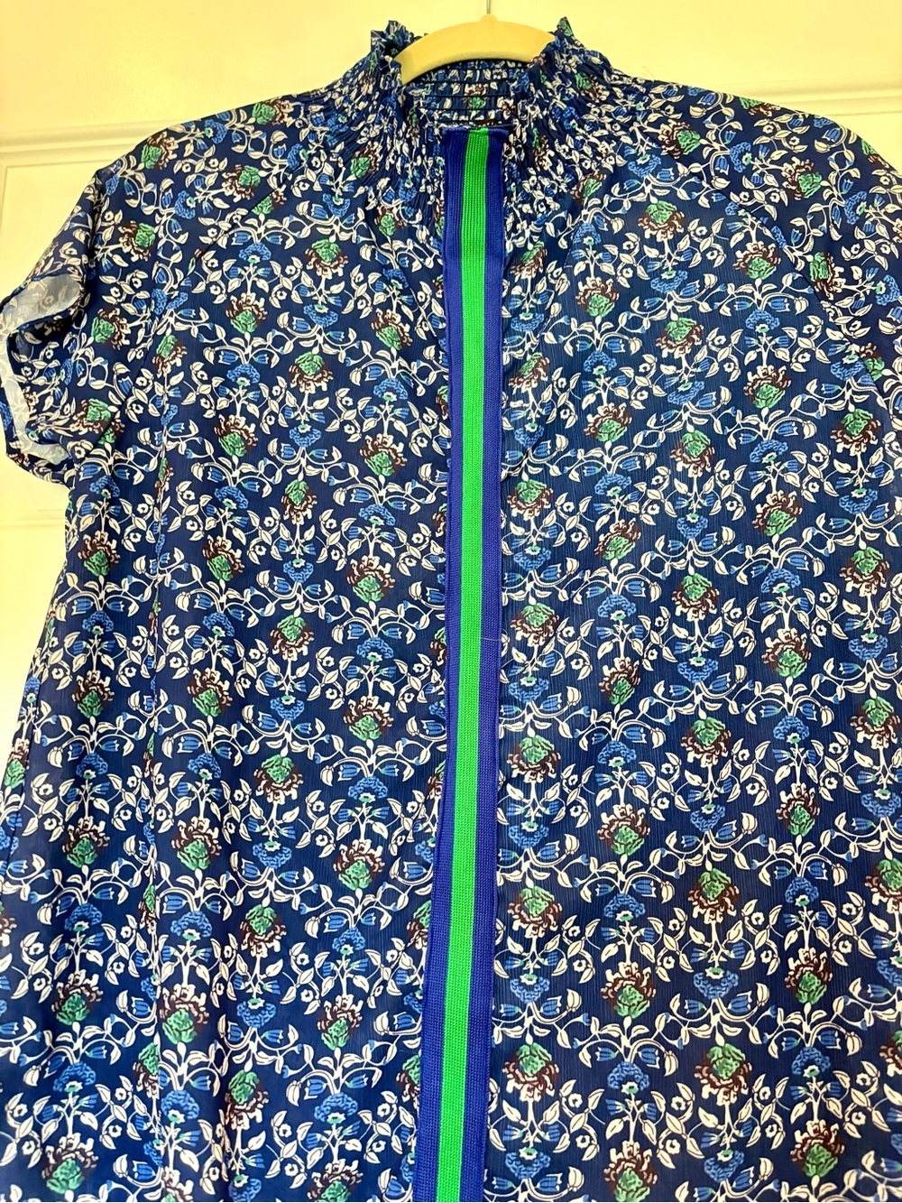 Women’s Navy Blue Floral Top w/ Vibrant Green Front Stripe Small - Picture 2 of 6